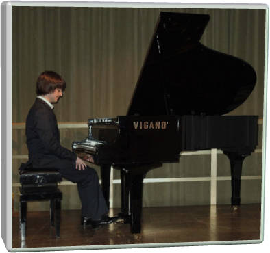 Enrico Mazzola al pianoforte