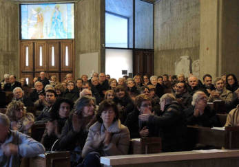 Il pubblico presente nella Chiesa di Cristo Risorto